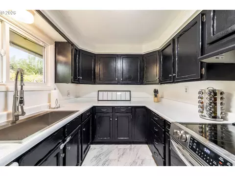 Kitchen - 1796 Grove St, Eugene, OR 97404 photo 2 of 3