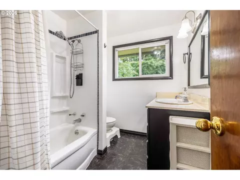 Bath - 1796 Grove St, Eugene, OR 97404 photo 1 of 1