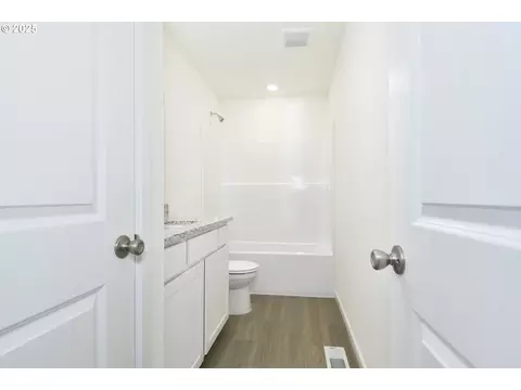 Bath - 3990 SW Duniway Ln, Gresham, OR 97080 photo 3 of 3