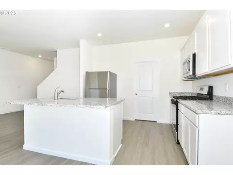 Kitchen - 3990 SW Duniway Ln, Gresham, OR 97080 photo 4 of 5
