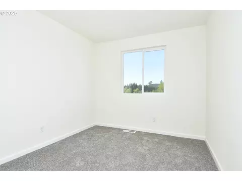 Bedroom - 3990 SW Duniway Ln, Gresham, OR 97080 photo 2 of 3