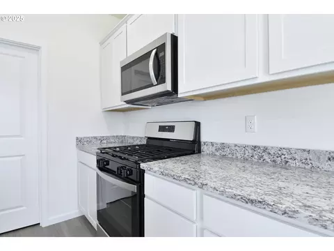 Kitchen - 3990 SW Duniway Ln, Gresham, OR 97080 photo 5 of 5