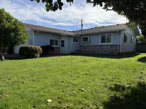 221 Musser St, Brookings, OR 97415