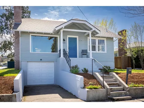 1218 E 11th St, The Dalles, OR 97058