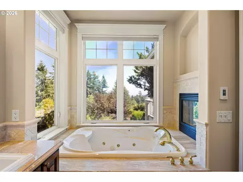 Bath - 2663 Ridgemont Dr, Eugene, OR 97405 photo 1 of 2