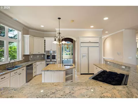 Kitchen - 2663 Ridgemont Dr, Eugene, OR 97405 photo 5 of 9