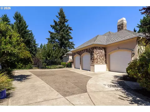 Exterior - 2663 Ridgemont Dr, Eugene, OR 97405 photo 2 of 5