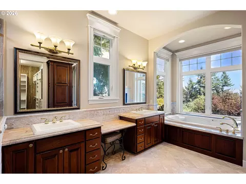 Bath - 2663 Ridgemont Dr, Eugene, OR 97405 photo 2 of 2