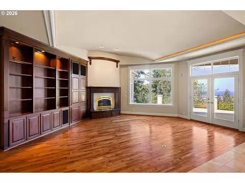 Living - 2663 Ridgemont Dr, Eugene, OR 97405 photo 5 of 6