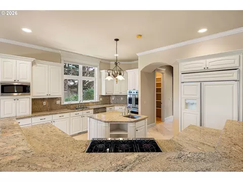 Kitchen - 2663 Ridgemont Dr, Eugene, OR 97405 photo 4 of 9
