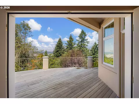 Exterior - 2663 Ridgemont Dr, Eugene, OR 97405 photo 3 of 5