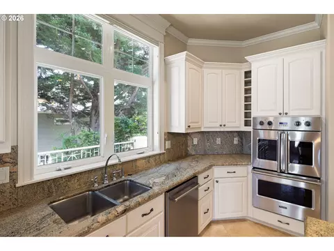 Kitchen - 2663 Ridgemont Dr, Eugene, OR 97405 photo 6 of 9