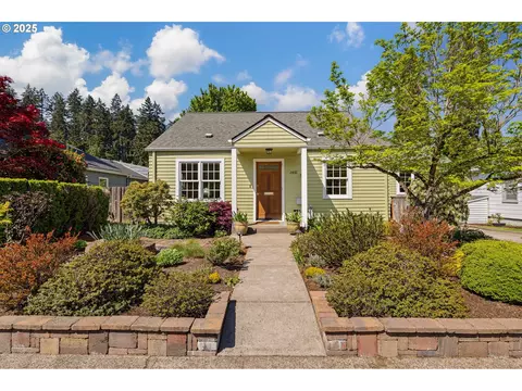 2476 Emerald St, Eugene, OR 97403