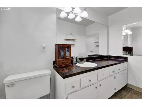 Bath - 4514 Souza St, Eugene, OR 97402 photo 2 of 2