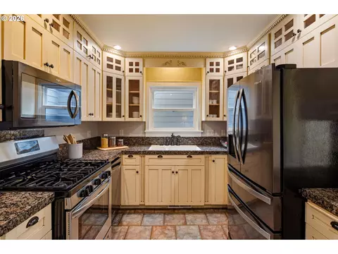 910 E 22nd Ave, Eugene, OR 97405 photo 16