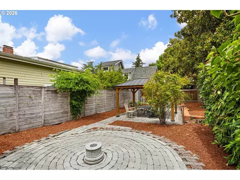 910 E 22nd Ave, Eugene, OR 97405 photo 42