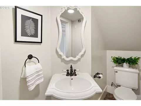 910 E 22nd Ave, Eugene, OR 97405 photo 13