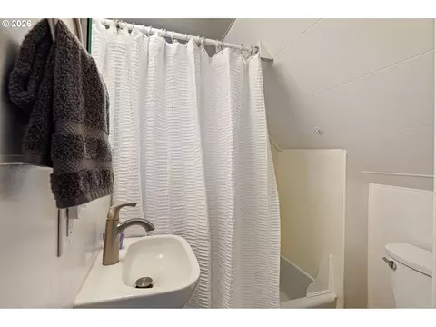 910 E 22nd Ave, Eugene, OR 97405 photo 39
