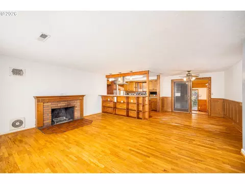 Living - 250 Rose Ct, Eugene, OR 97401 photo 1 of 5