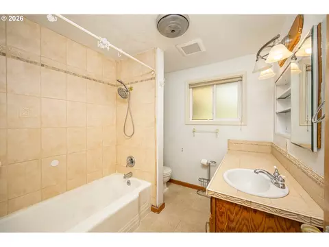 Bath - 250 Rose Ct, Eugene, OR 97401 photo 1 of 3
