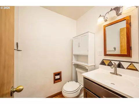Bath - 250 Rose Ct, Eugene, OR 97401 photo 3 of 3
