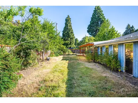 Exterior - 250 Rose Ct, Eugene, OR 97401 photo 4 of 6