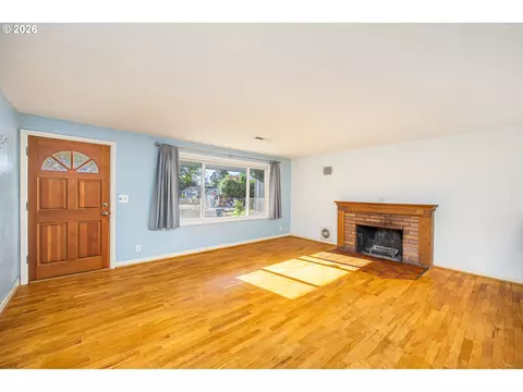 Living - 250 Rose Ct, Eugene, OR 97401 photo 2 of 5