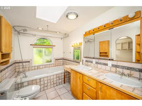 Bath - 250 Rose Ct, Eugene, OR 97401 photo 2 of 3