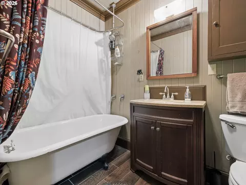 Bath - 26845 E Rolling Riffle Ln, Rhododendron, OR 97049 photo 2 of 2