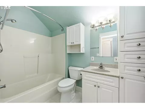 Bath - 91096 Austin St, Eugene, OR 97408 photo 6 of 6