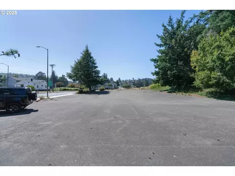 790 Commercial Ave, Coos Bay, OR 97420