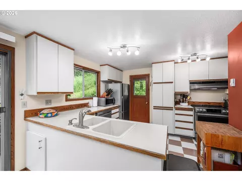 Kitchen - 27828 Gibralter Loop, Eugene, OR 97405 photo 2 of 2
