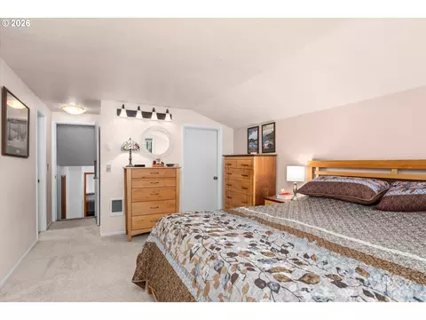 Bedroom - 27828 Gibralter Loop, Eugene, OR 97405 photo 5 of 7
