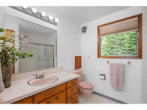 Bath - 27828 Gibralter Loop, Eugene, OR 97405 photo 2 of 3