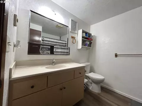 Bath - 5495 A Units 69707172 St, Springfield, OR 97478 photo 1 of 2