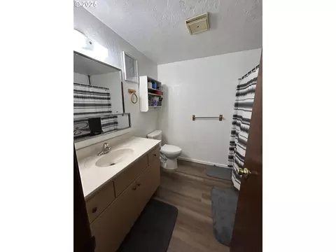 Bath - 5495 A Units 69707172 St, Springfield, OR 97478 photo 2 of 2
