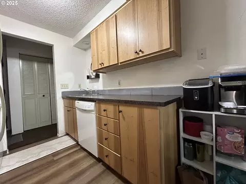 Kitchen - 5495 A Units 69707172 St, Springfield, OR 97478 photo 2 of 3