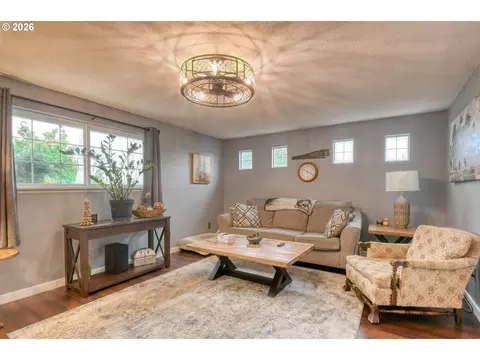 Living - 105 SE Kirk Ave, Pendleton, OR 97801 photo 2 of 4