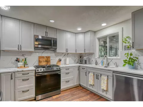 Kitchen - 105 SE Kirk Ave, Pendleton, OR 97801 photo 6 of 6