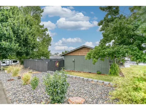 Exterior - 105 SE Kirk Ave, Pendleton, OR 97801 photo 11 of 14