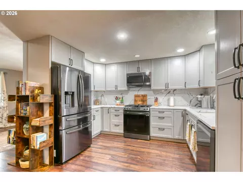 Kitchen - 105 SE Kirk Ave, Pendleton, OR 97801 photo 3 of 6