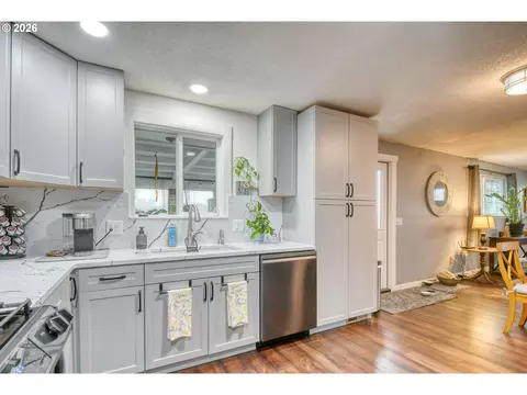 Kitchen - 105 SE Kirk Ave, Pendleton, OR 97801 photo 4 of 6