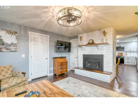 Living - 105 SE Kirk Ave, Pendleton, OR 97801 photo 4 of 4