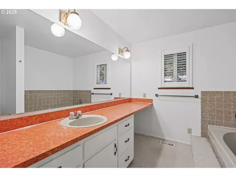 Bath - 787 N Terry St, Eugene, OR 97402 photo 1 of 3