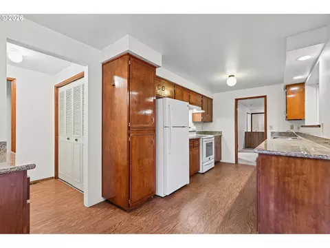 Kitchen - 787 N Terry St, Eugene, OR 97402 photo 4 of 4