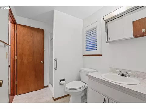 Bath - 787 N Terry St, Eugene, OR 97402 photo 3 of 3