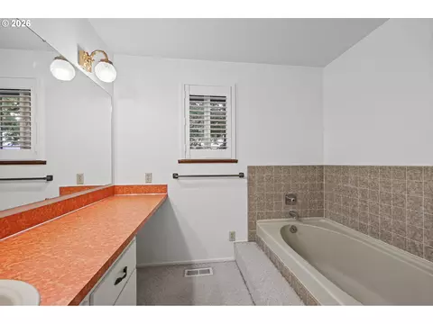 Bath - 787 N Terry St, Eugene, OR 97402 photo 2 of 3