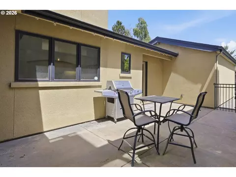 Exterior - 2909 Lord Byron Pl, Eugene, OR 97408 photo 6 of 11