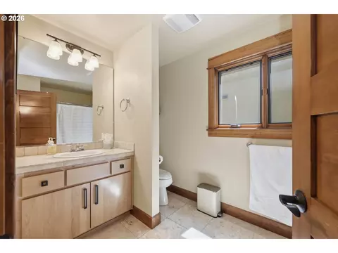Bath - 2909 Lord Byron Pl, Eugene, OR 97408 photo 2 of 6
