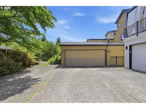Exterior - 2909 Lord Byron Pl, Eugene, OR 97408 photo 8 of 11